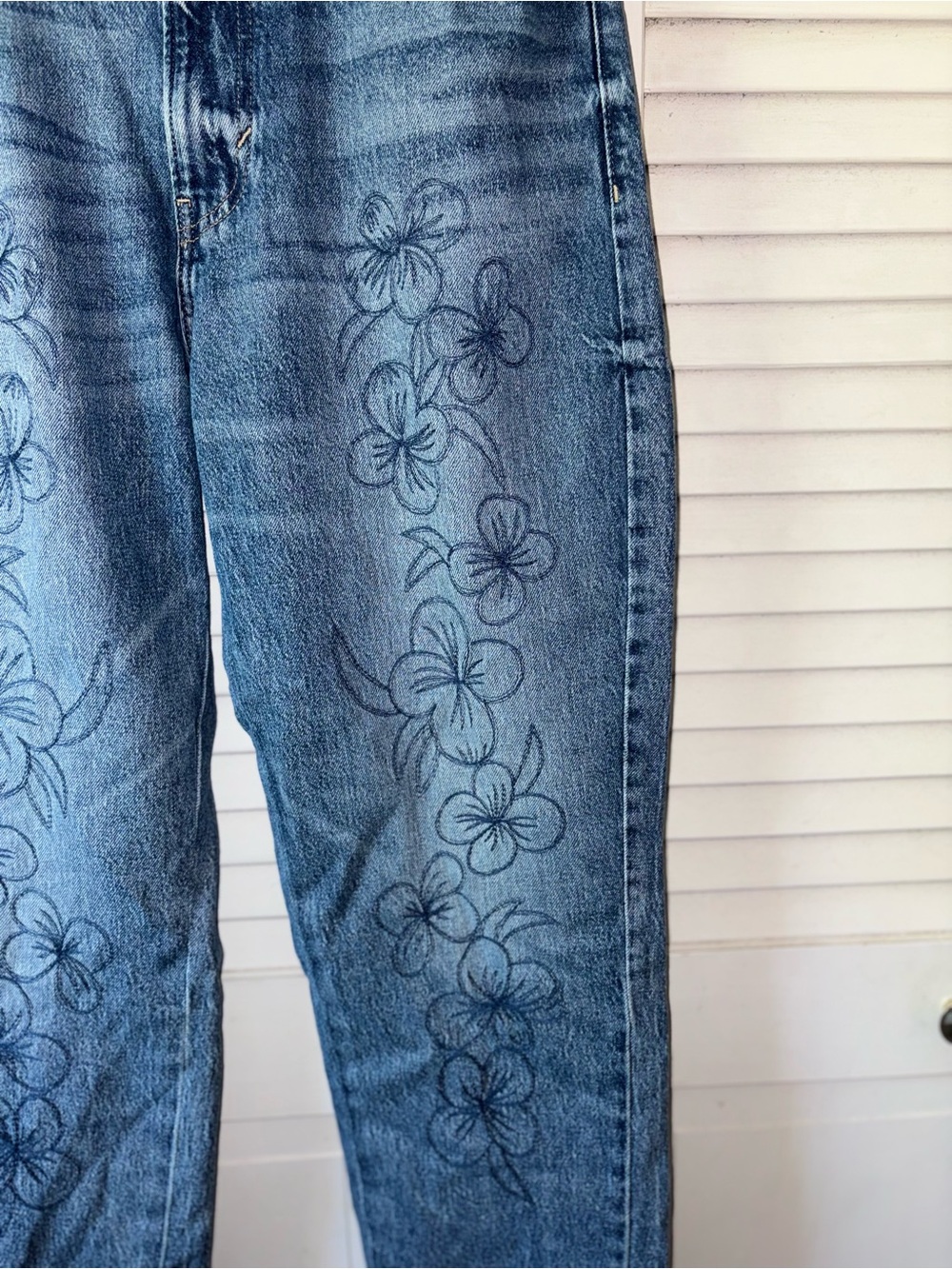 Lucky Brand Boy Mid Rise Relaxed Straight Floral Embroidered Jeans 10/30R - Picture 3 of 8